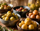 Schaaltjes met olijven, augurken en andere bijgerechten