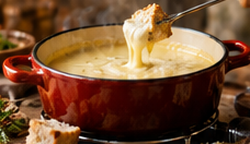 Klassieke kaasfondue in een rode pan